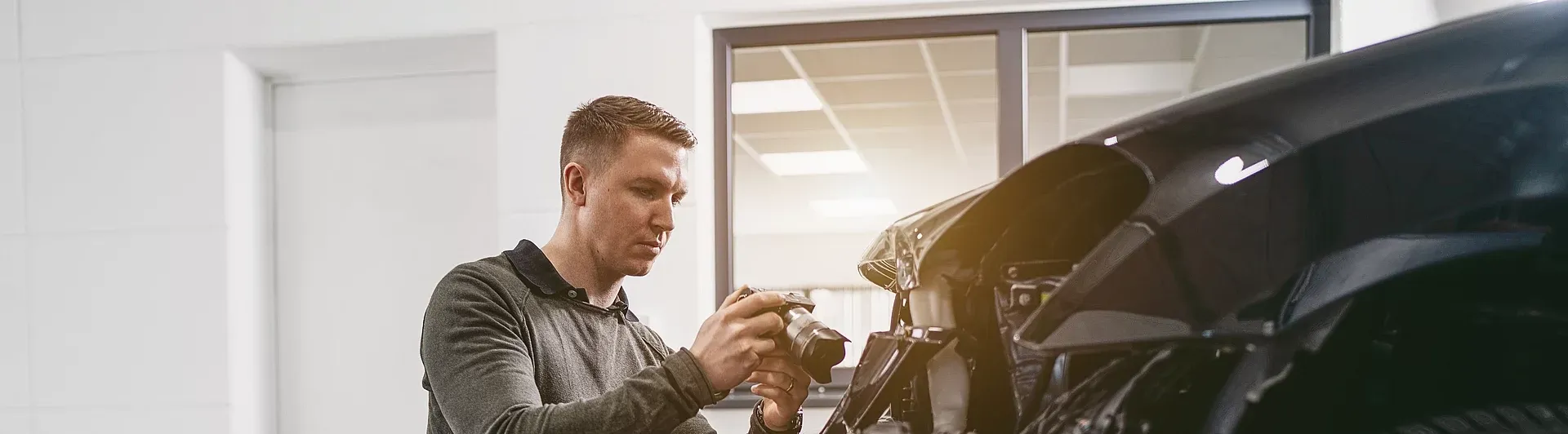 Ein Mitarbeiter von Fronius erstellt ein Gutachten